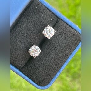 Kolmnurk 3 Ct Round Brilliant Moissanite Stud Earrings Grade D VVS1 9mm